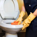 Cara Efektif Membersihkan Kerak Toilet dengan Mudah