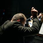 Konduktor Orkestra, Si Pengendali Harmoni di Atas Panggung