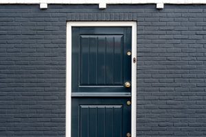 pintu belakang rumah