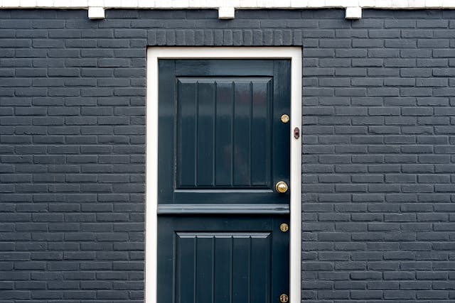 pintu belakang rumah